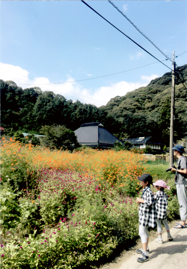 里山の秋を探す親子